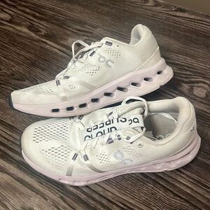 Oncloud Surfers in all white